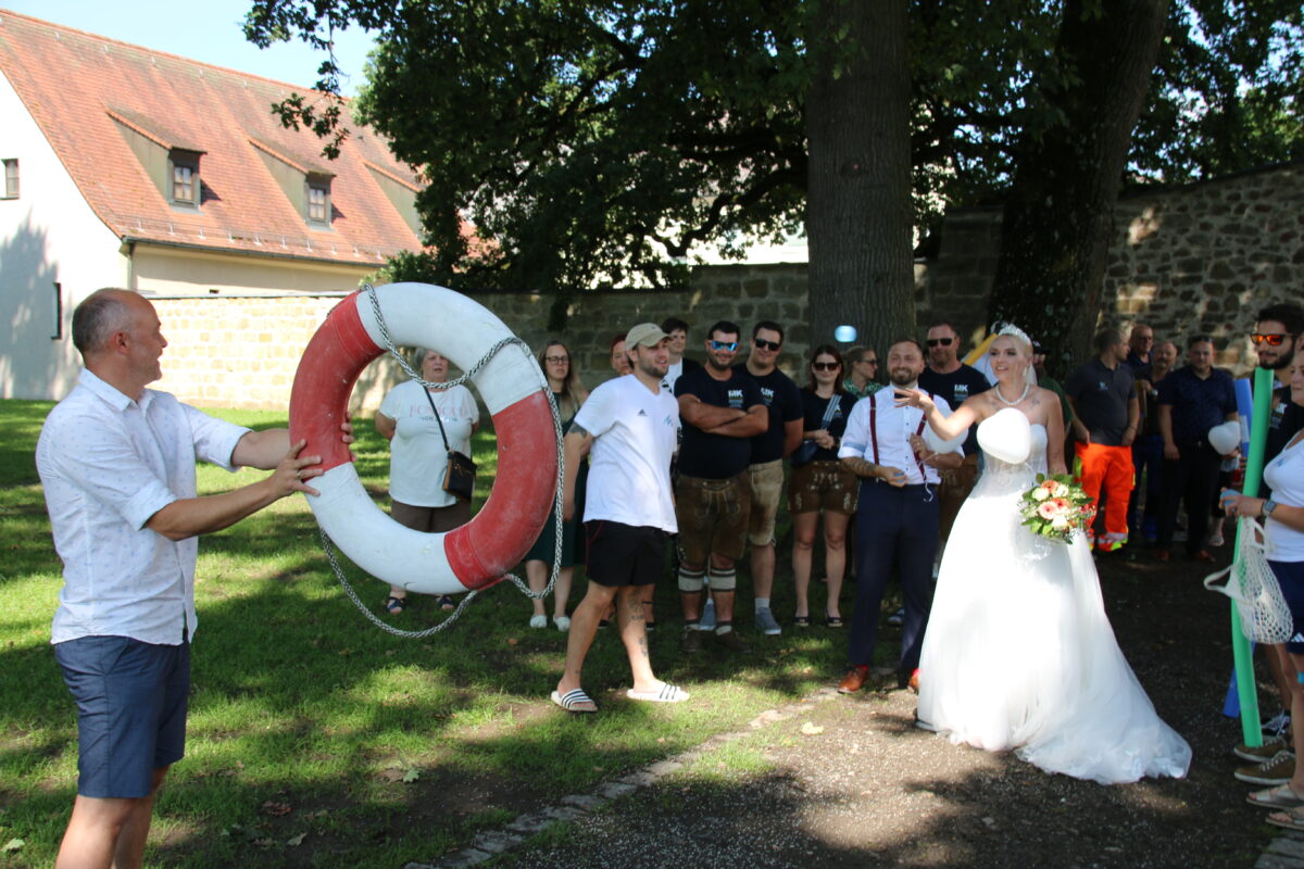 Kopfsprung in das Becken der Ehe – Bademeister Stefan und Sophia Danhauser heiraten