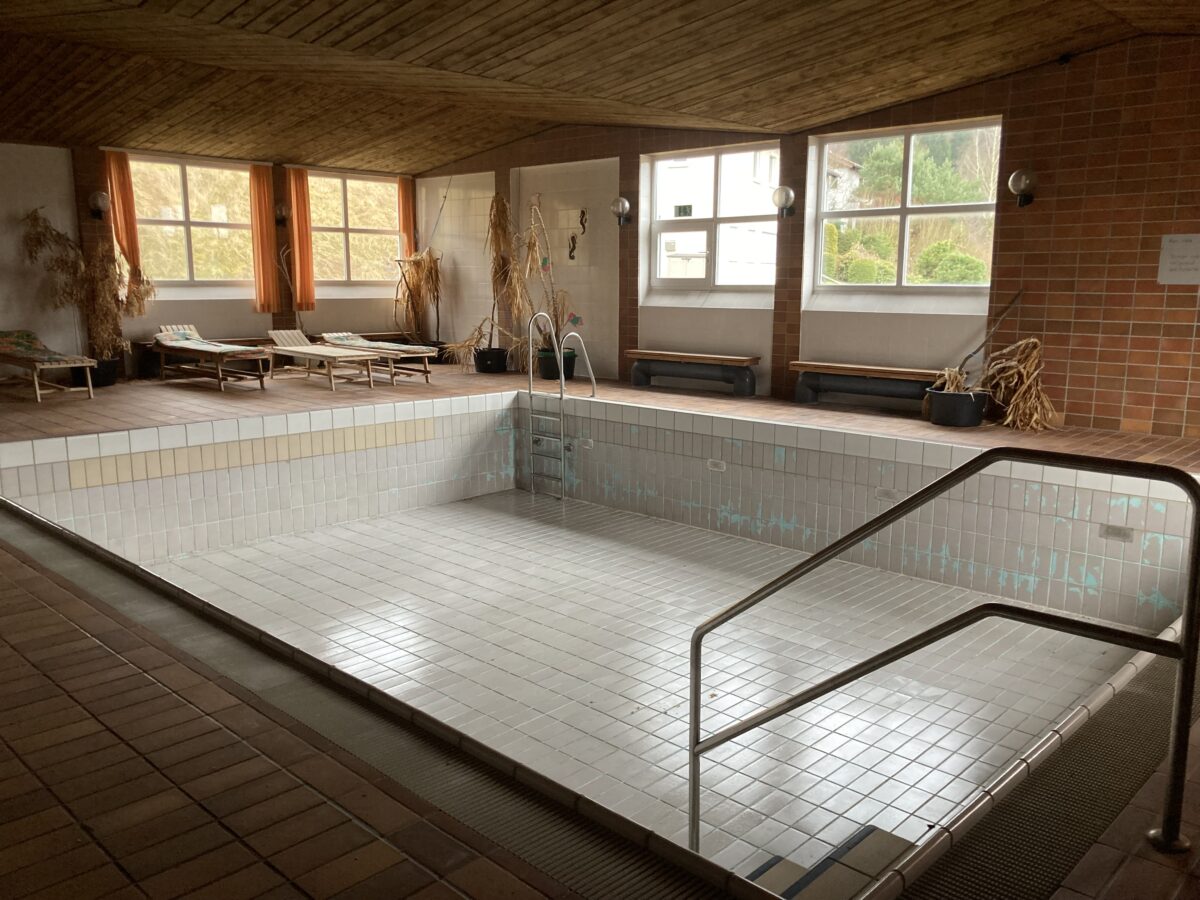Hotel „Maximilianshof“ wird versteigert: Schwimmbad als Schnäppchen