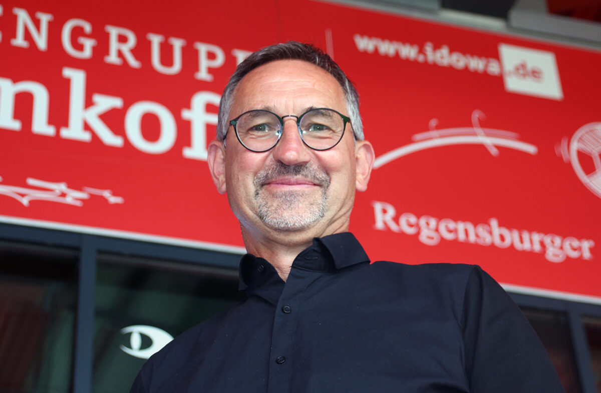 SSV Jahn in der Zweiten Bundesliga: Sportchef Achim Beierlorzer im Interview