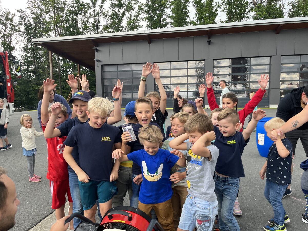 So wichtig und so interessant: Kinder spielen Feuerwehr