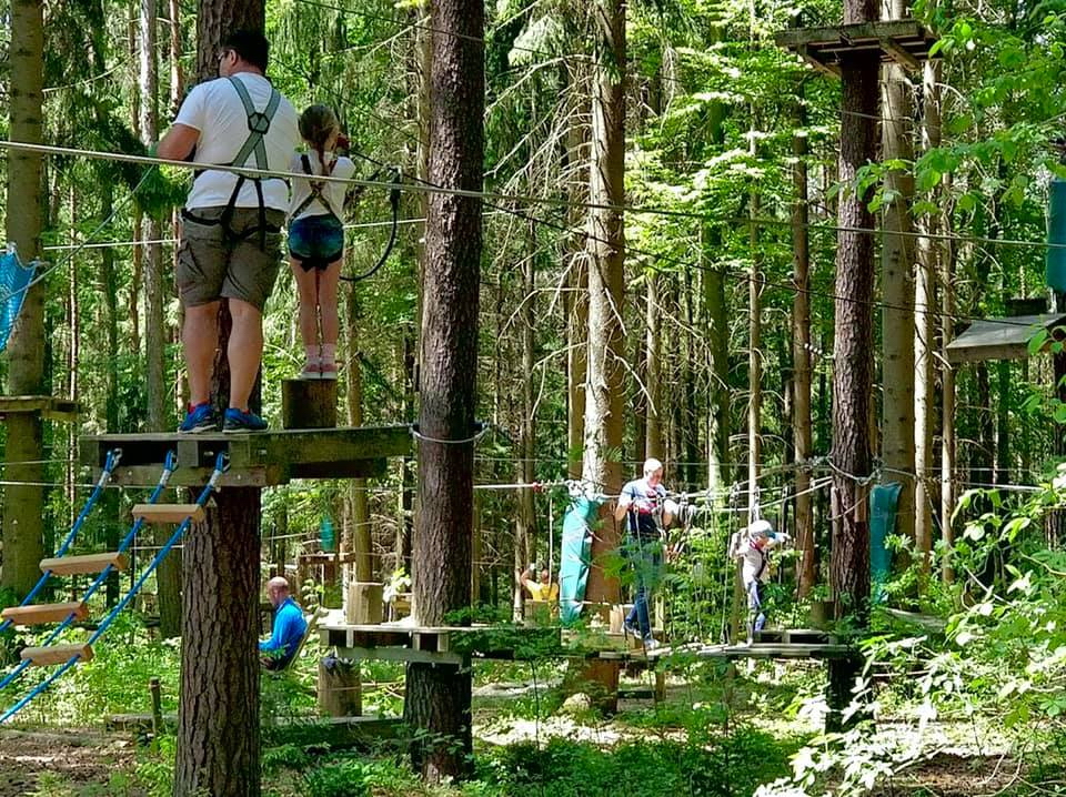 Wer will hoch hinaus? Familienfahrt zum Kletterwald Pottenstein