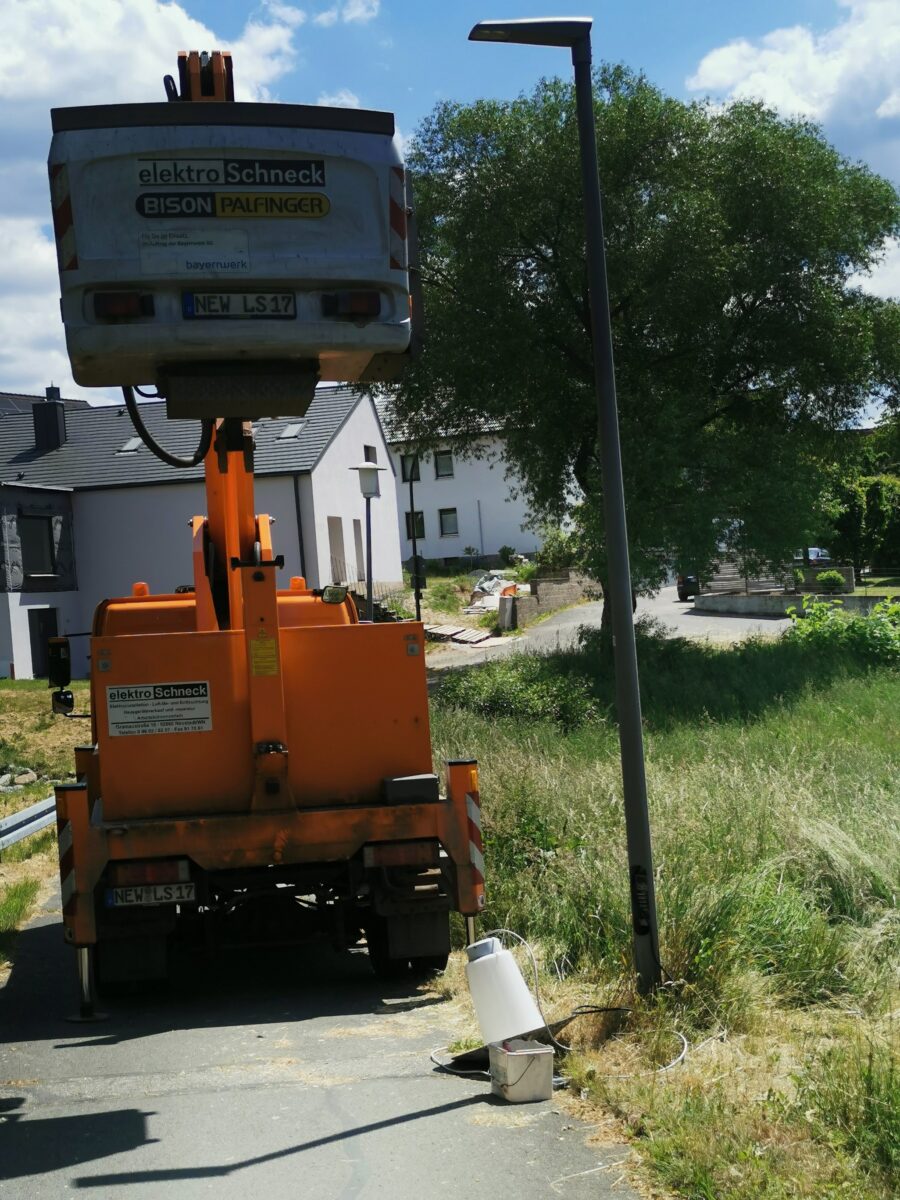 Neue Lampen erhellen Neustadt bei Nacht