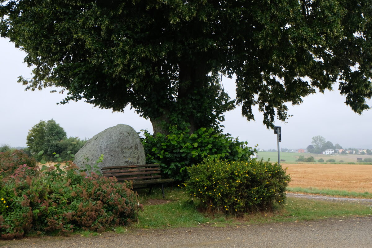 Geschichtsträchtiger Boden in Floß erhält mit Flurdenkmal weitere Bereicherung