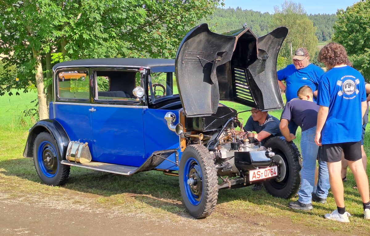 Glänzende Oldtimer trotzten in Pleystein dem Regen