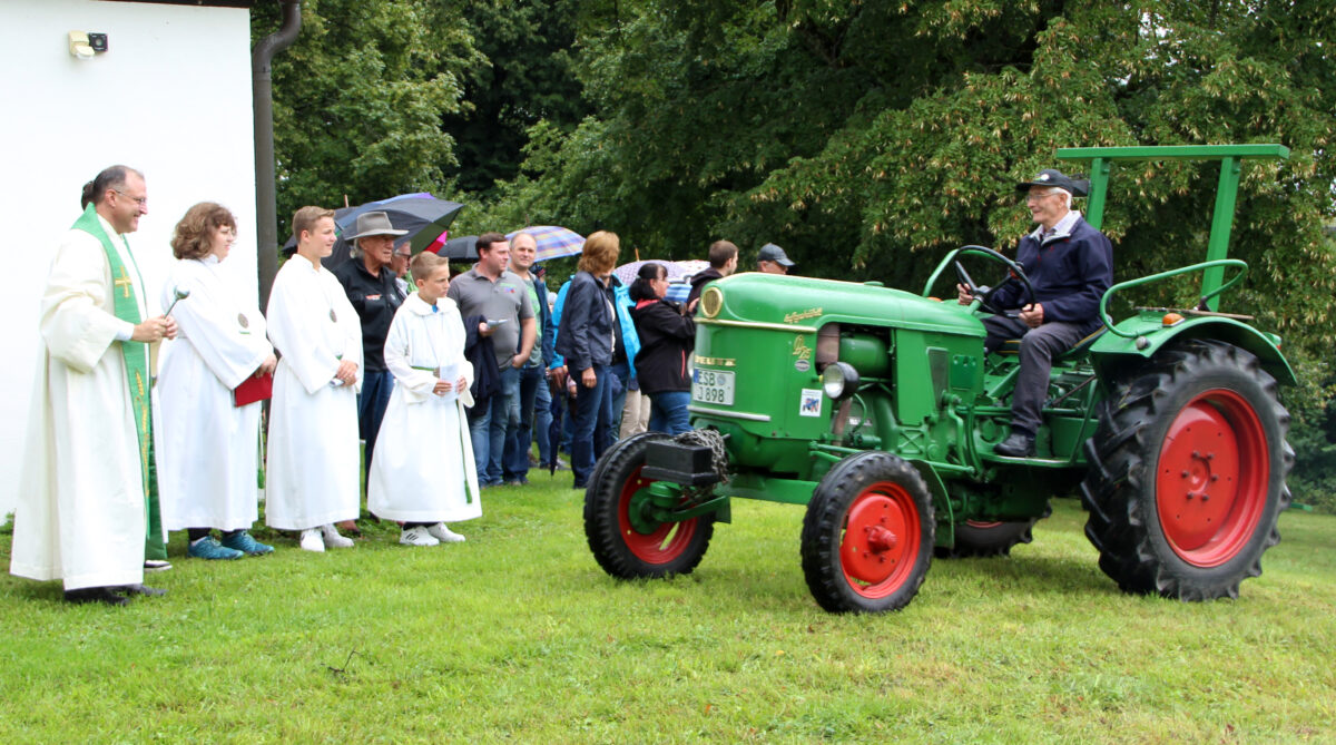 Oldtimerfreunde genießen gemeinsamen Gottesdienst und geselliges Beisammensein