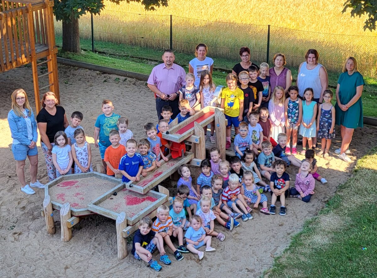 Kinder spielen in der neuen Matschanlage