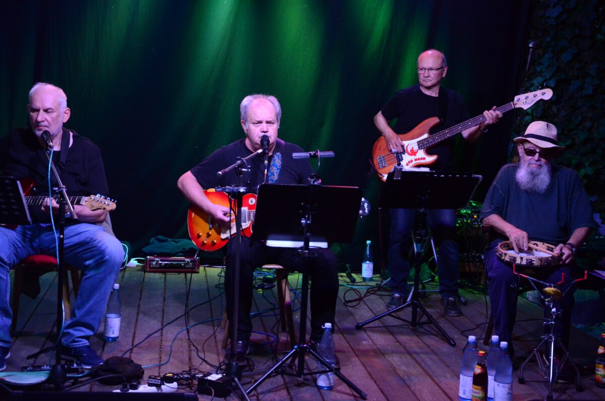 „Red Moon“ auf der „Live Stage“ im „Kulturbahnhof Parapluie“