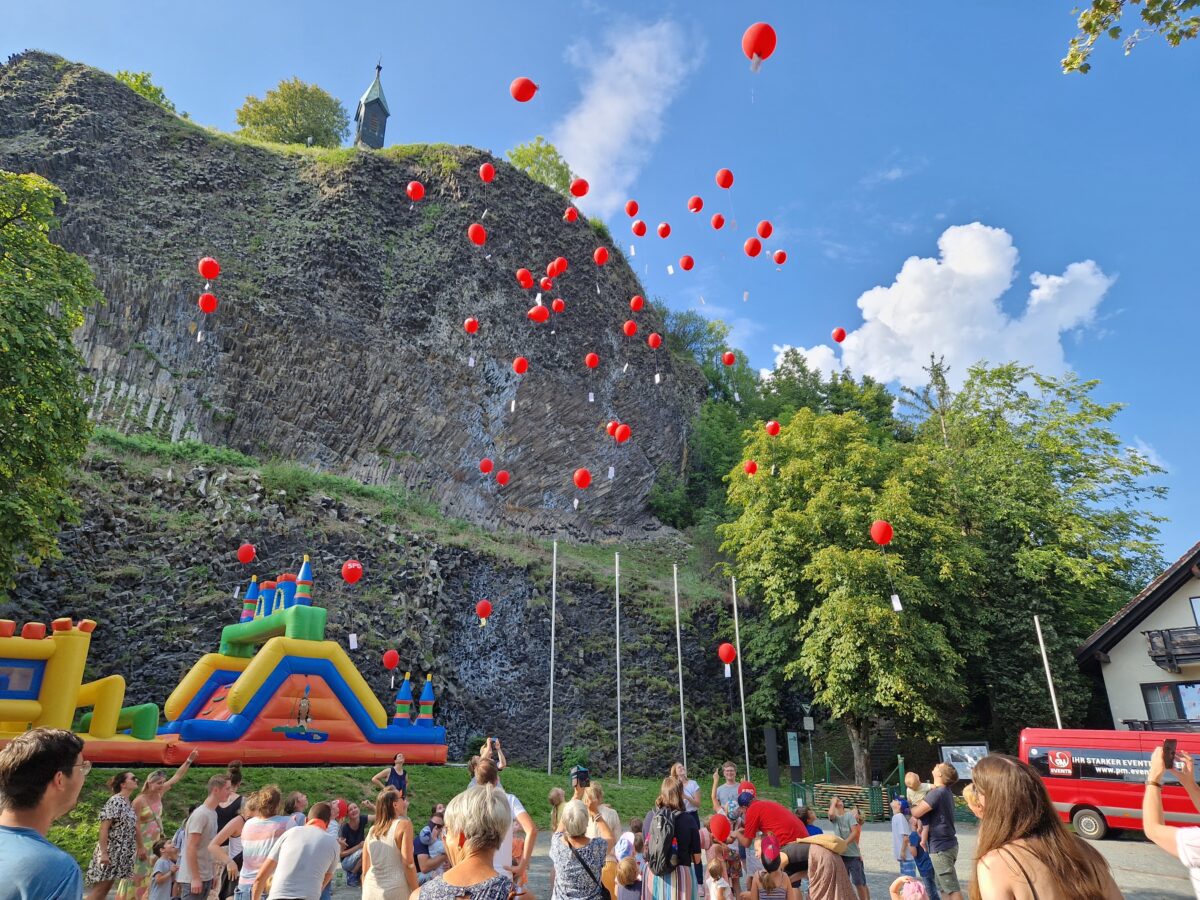Luftballons gehen auf Reise: Wer fliegt am weitesten?