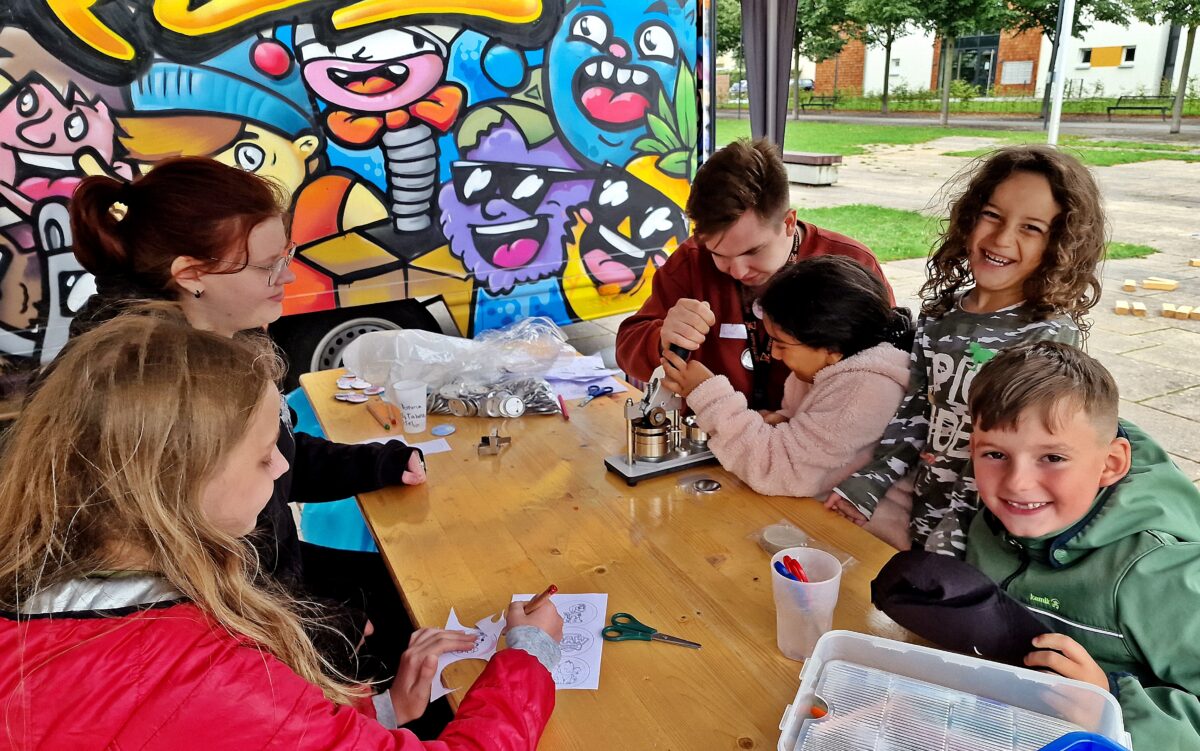 Der Spielewagen des Stadtjugendrings macht Station am Stockerhutpark