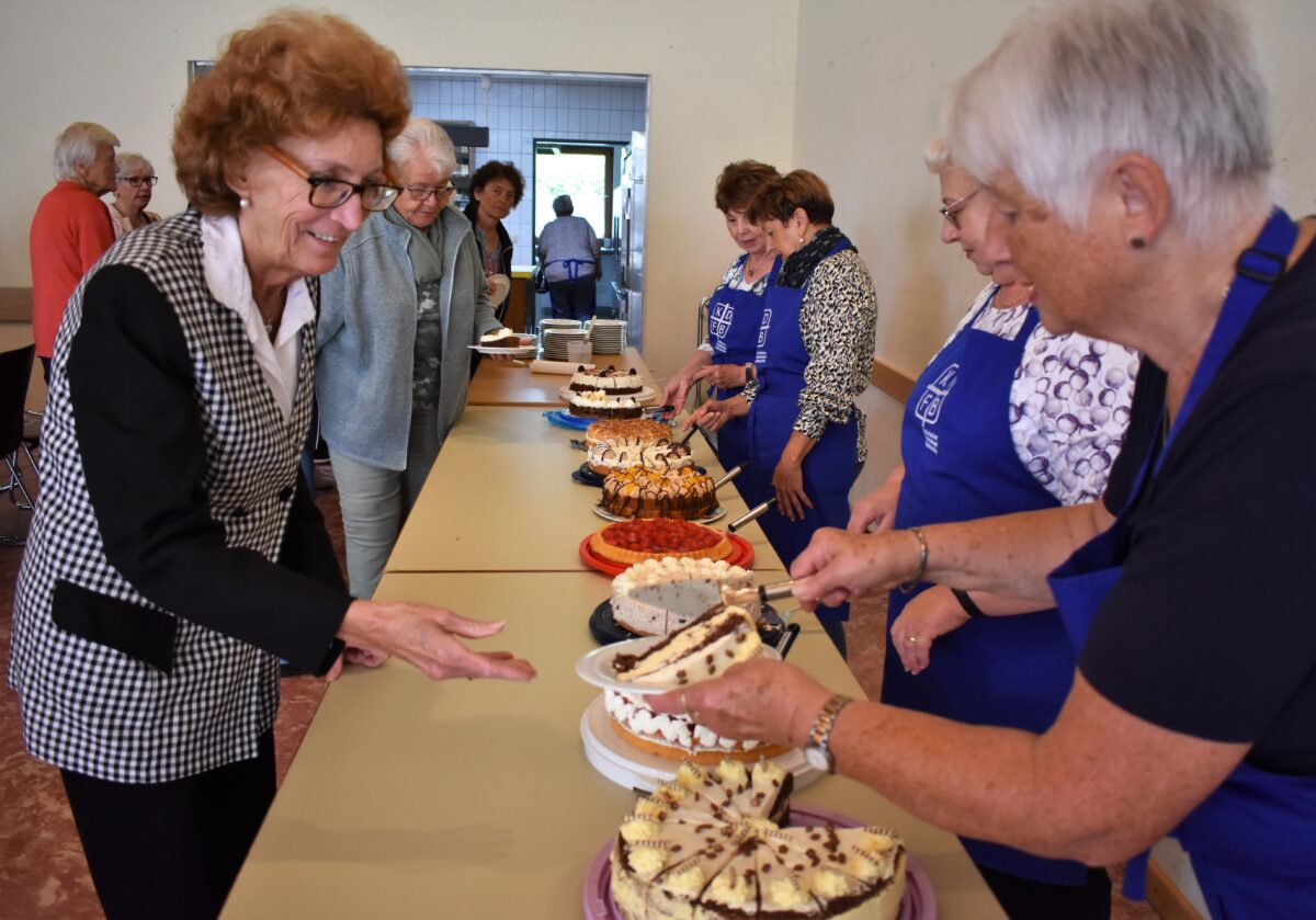 Große Begeisterung durch leckeres Kuchenbuffet