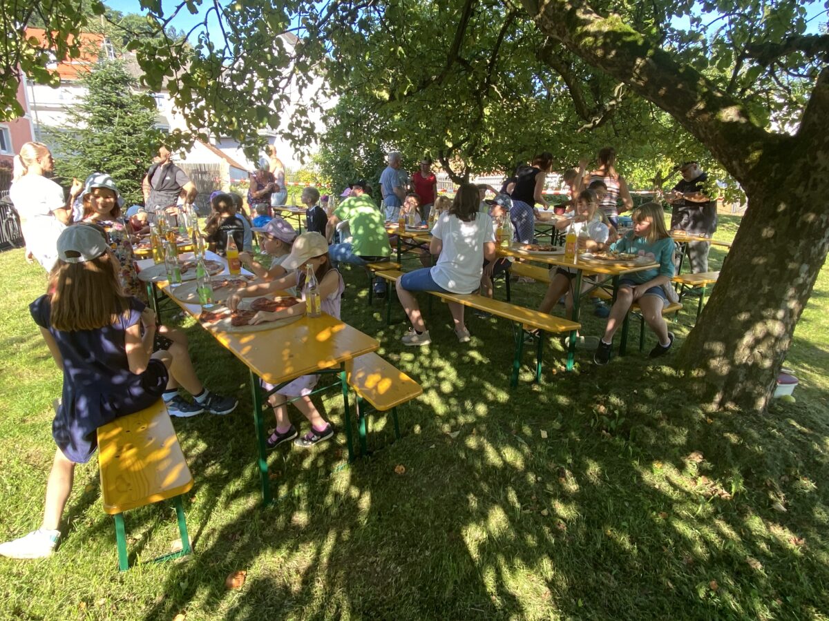 Pizza nach eigenem Wunsch belegt: Kulinarisches Ferienprogramm des OWV