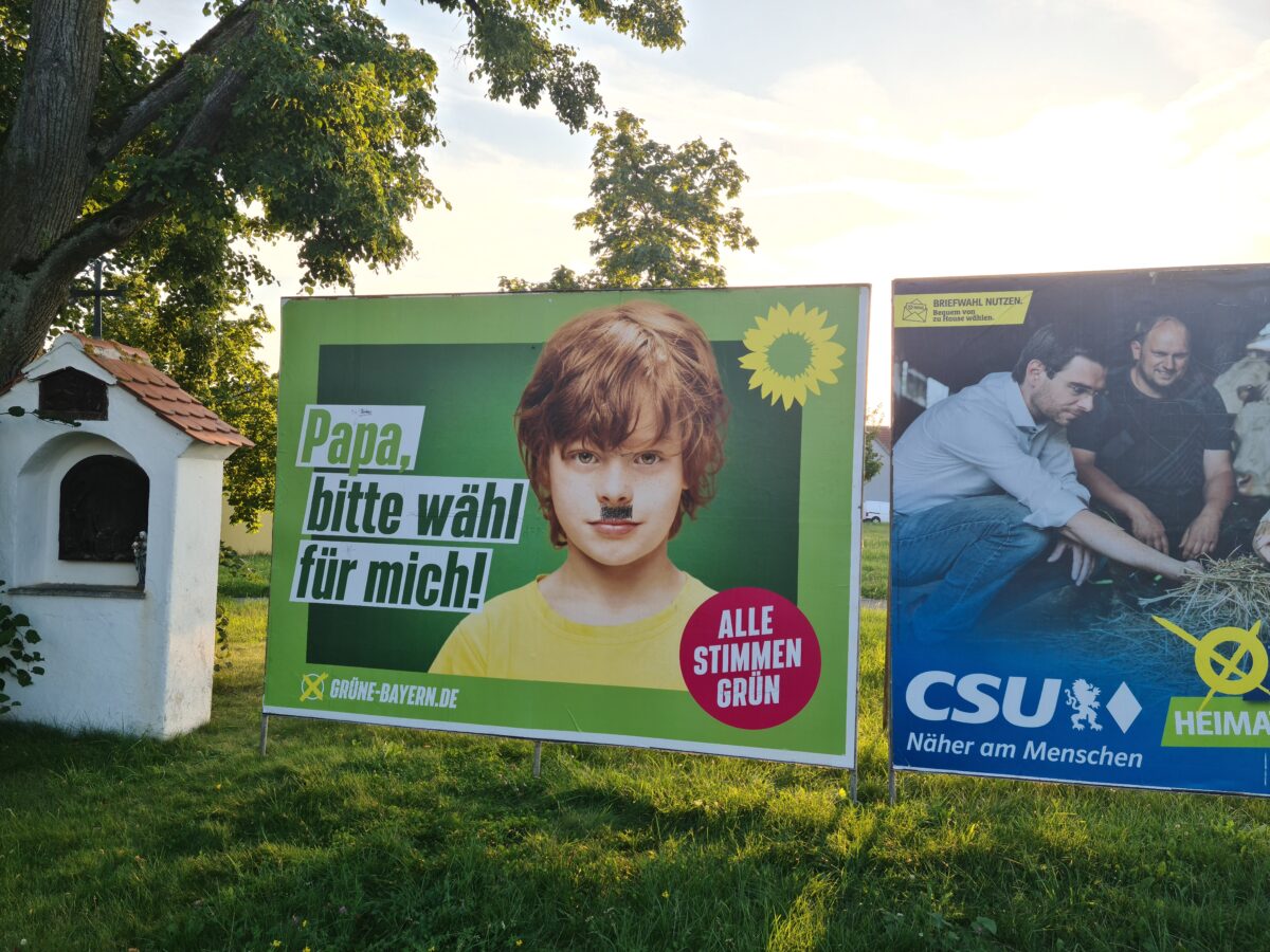 Wahlplakat der Grünen mit „Hitlerbart“ verunstaltet