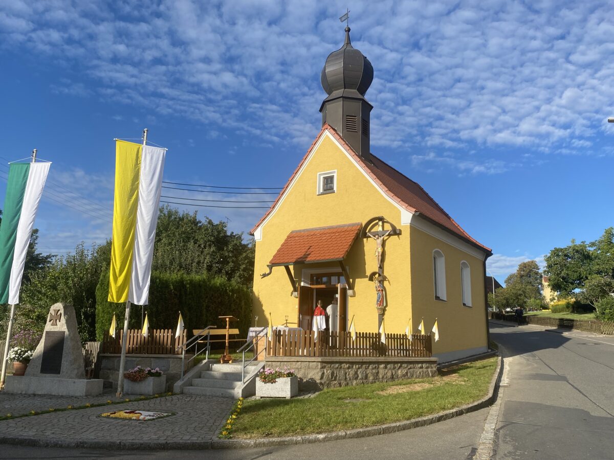 Dorfgemeinschaft baut Kapelle