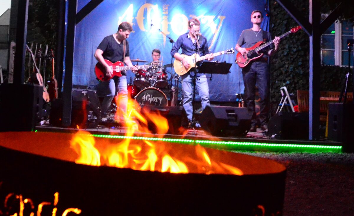 Balladen und Bluesrock am Live-Stage-Lagerfeuer mit der Stiftland-Band „4 Glory“