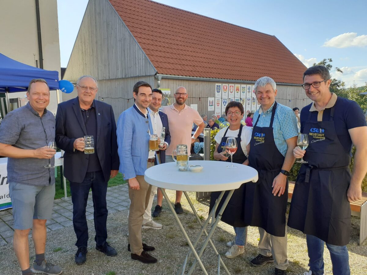 Politische Gespräche und kulinarische Köstlichkeiten auf dem CSU-Weinfest