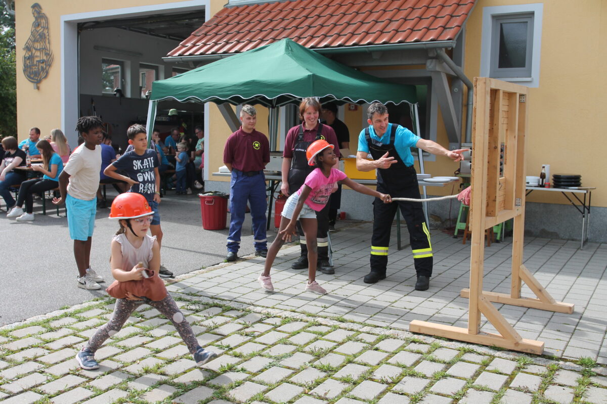 Junge Feuerwehrbegeisterte: Ein Tag voller Entdeckungen beim Schnuppernachmittag