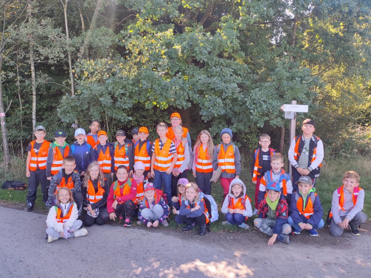 Unterricht im Wald für die Grundschüler aus Waidhaus
