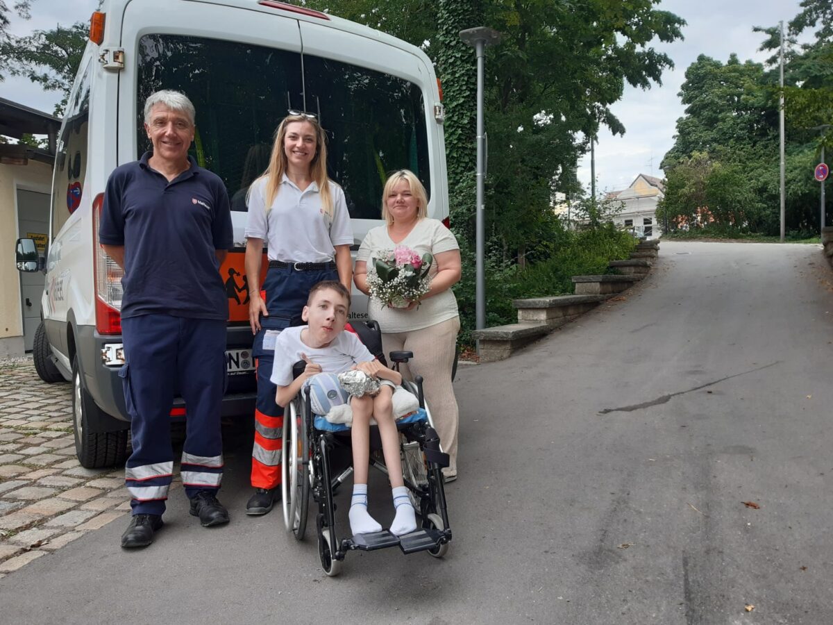 Malteser Herzenswunsch-Krankenwagen macht Teilnahme am Sommerfest möglich