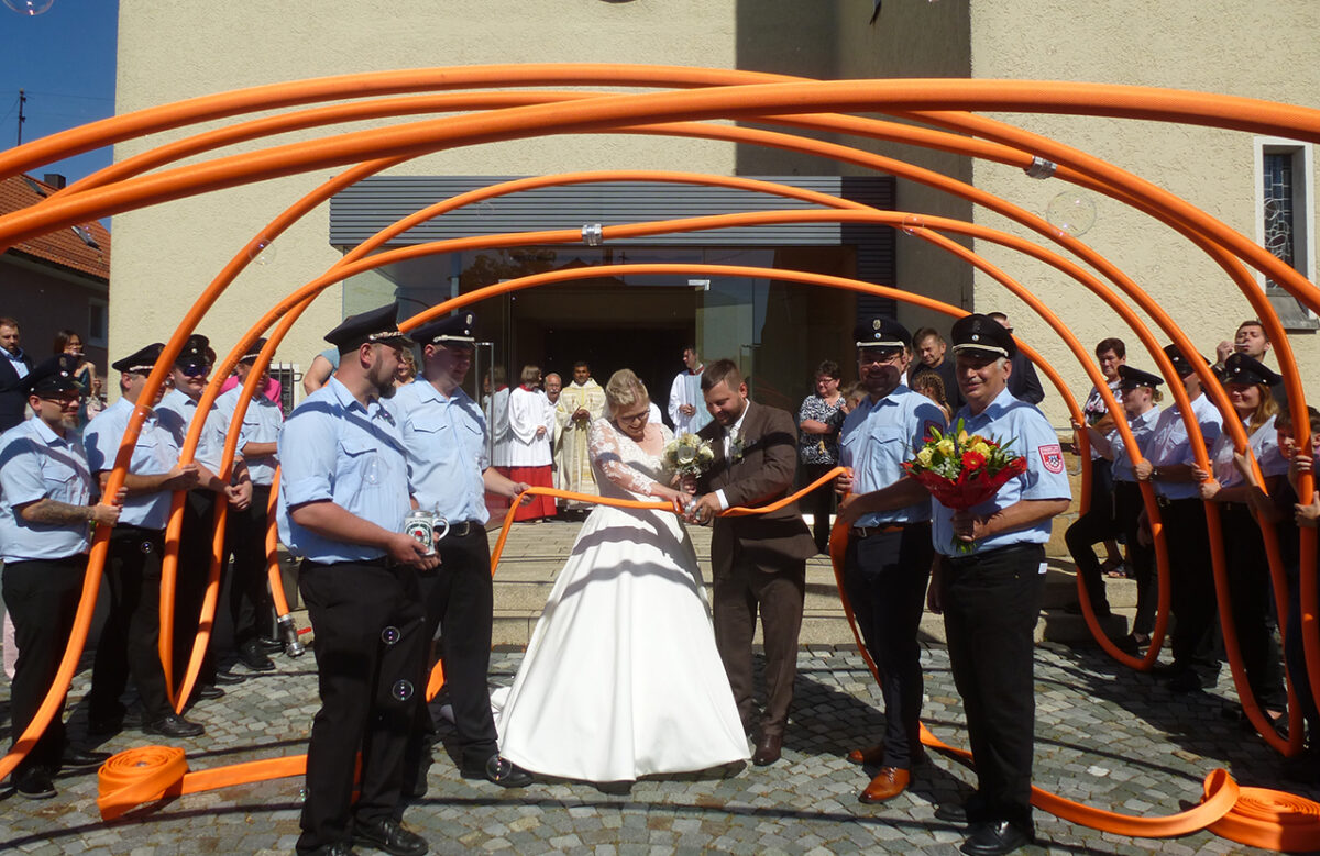 Kirchlicher Segen für eine Feuerwehrliebe: Pater Prince traut Angelina Rittner und Stefan Wildenauer