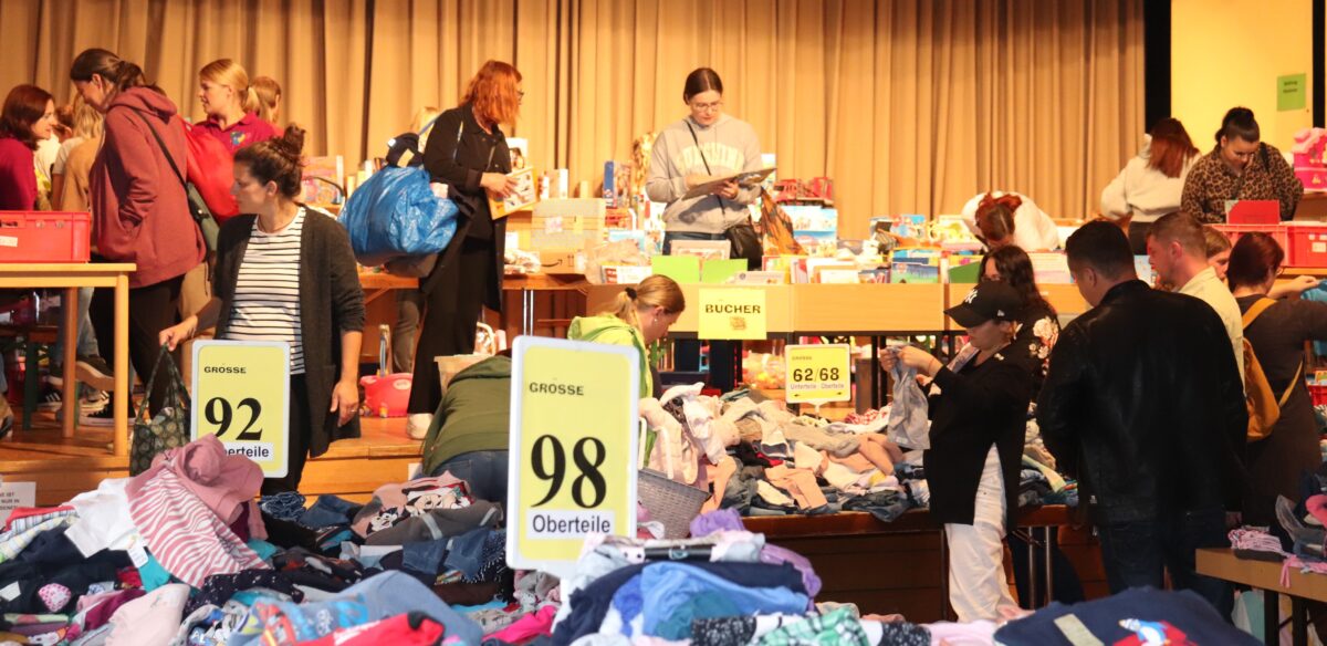 Viele Hände, schnelles Ende: Kindersachenflohmarkt im Jugendheim