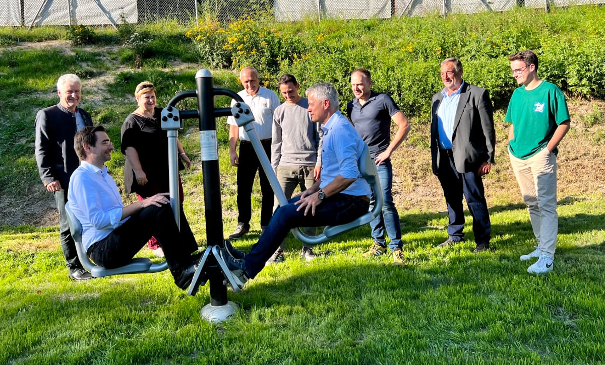 Parcours mit neun Outdoor-Fitnessgeräten in der Freizeitanlage Gaisweiher