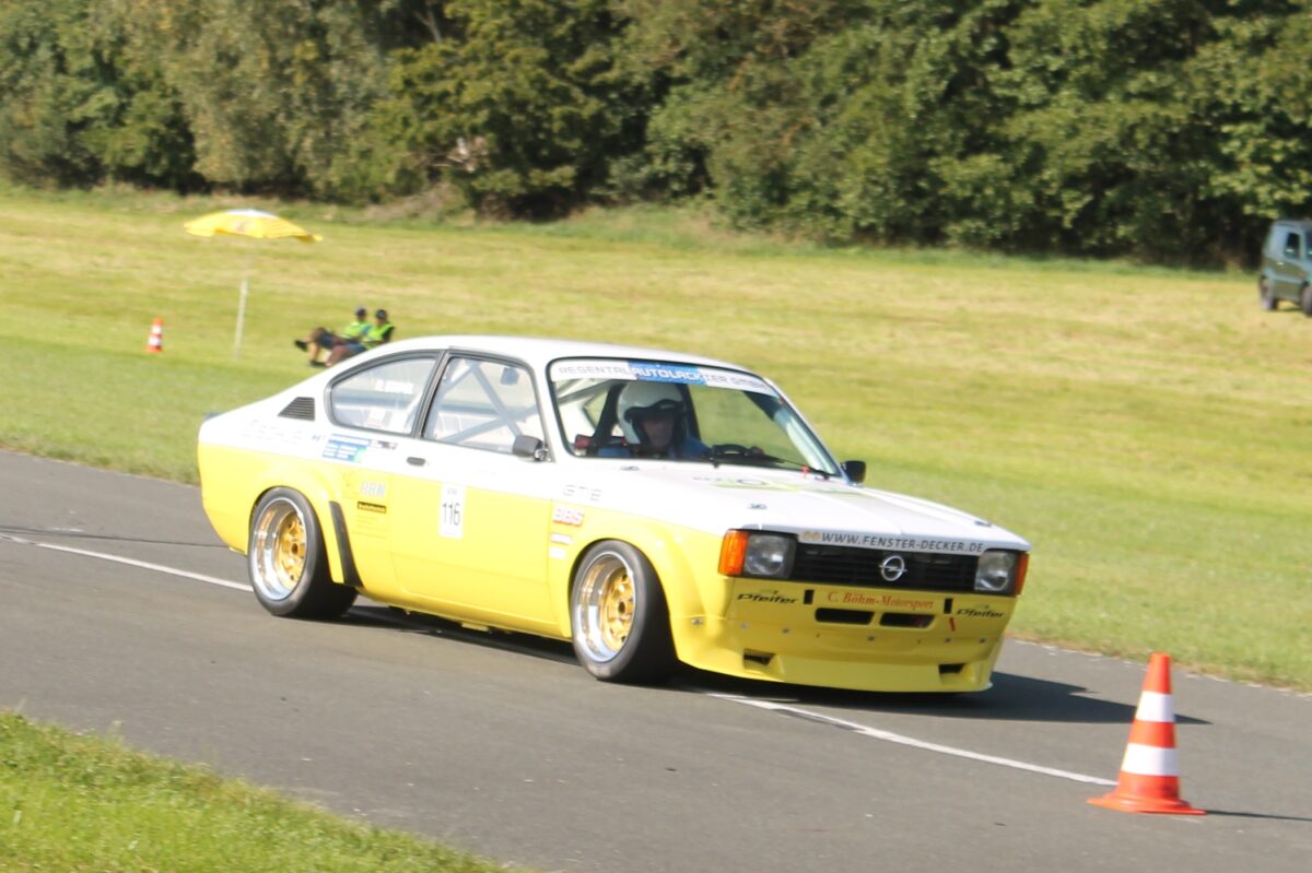 „Oldtimer“ nicht zu schlagen – über 100 Teilnehmer beim Autoslalom auf dem Flugplatz