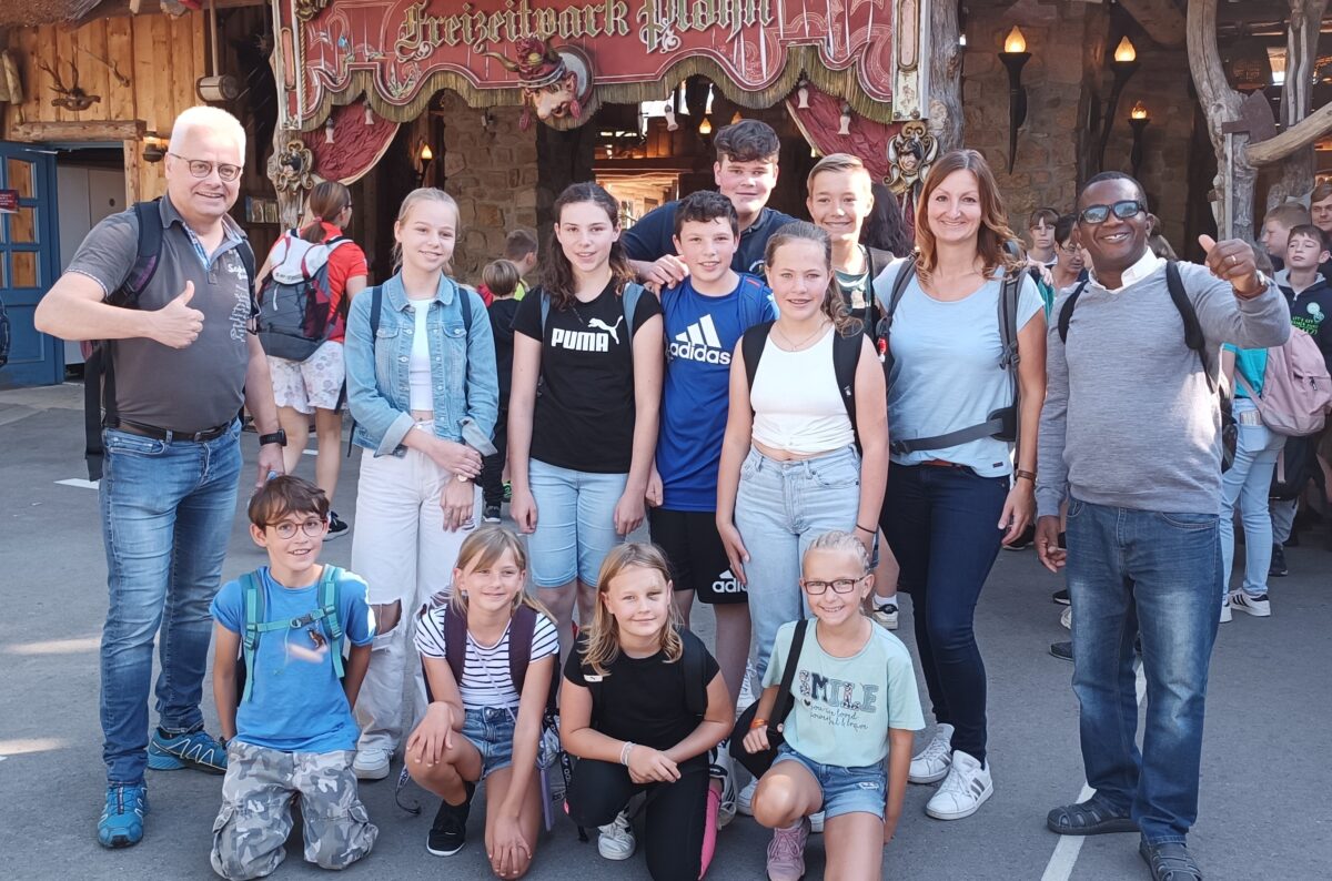 Mit dem Pfarrvikar in der Wildwasserbahn