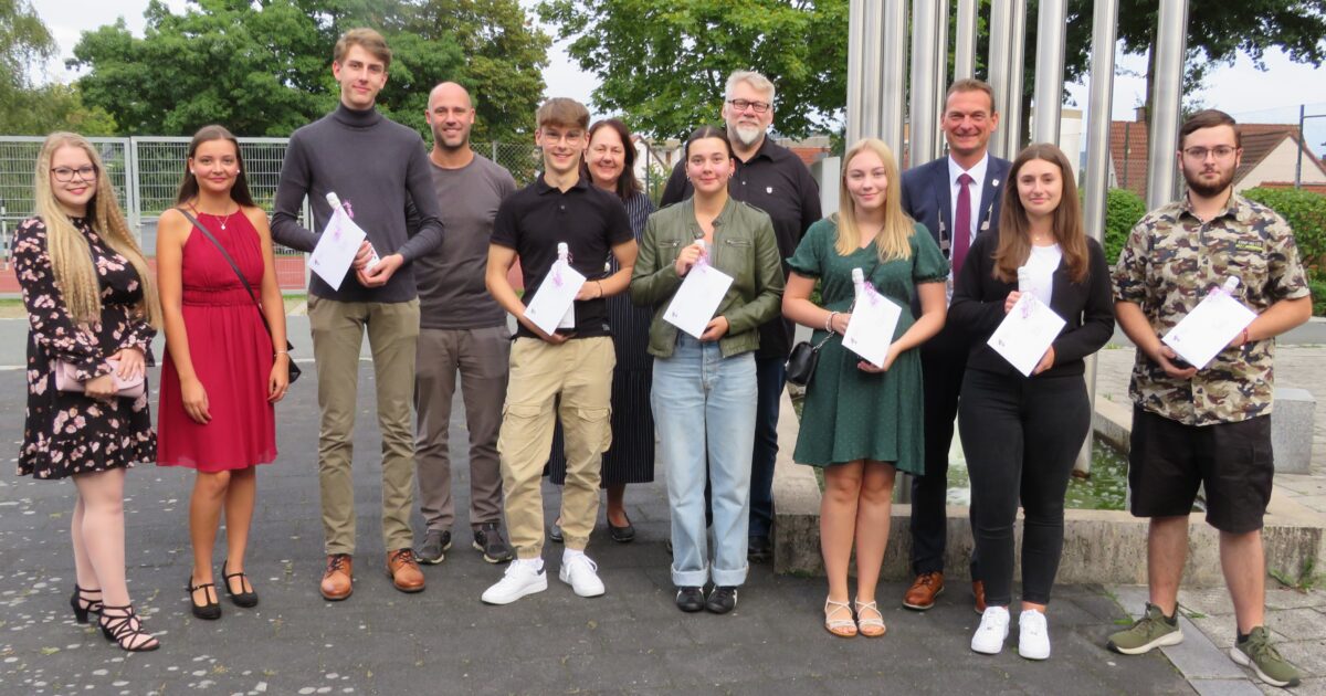 Bürgermeister ehrt die Schulbesten