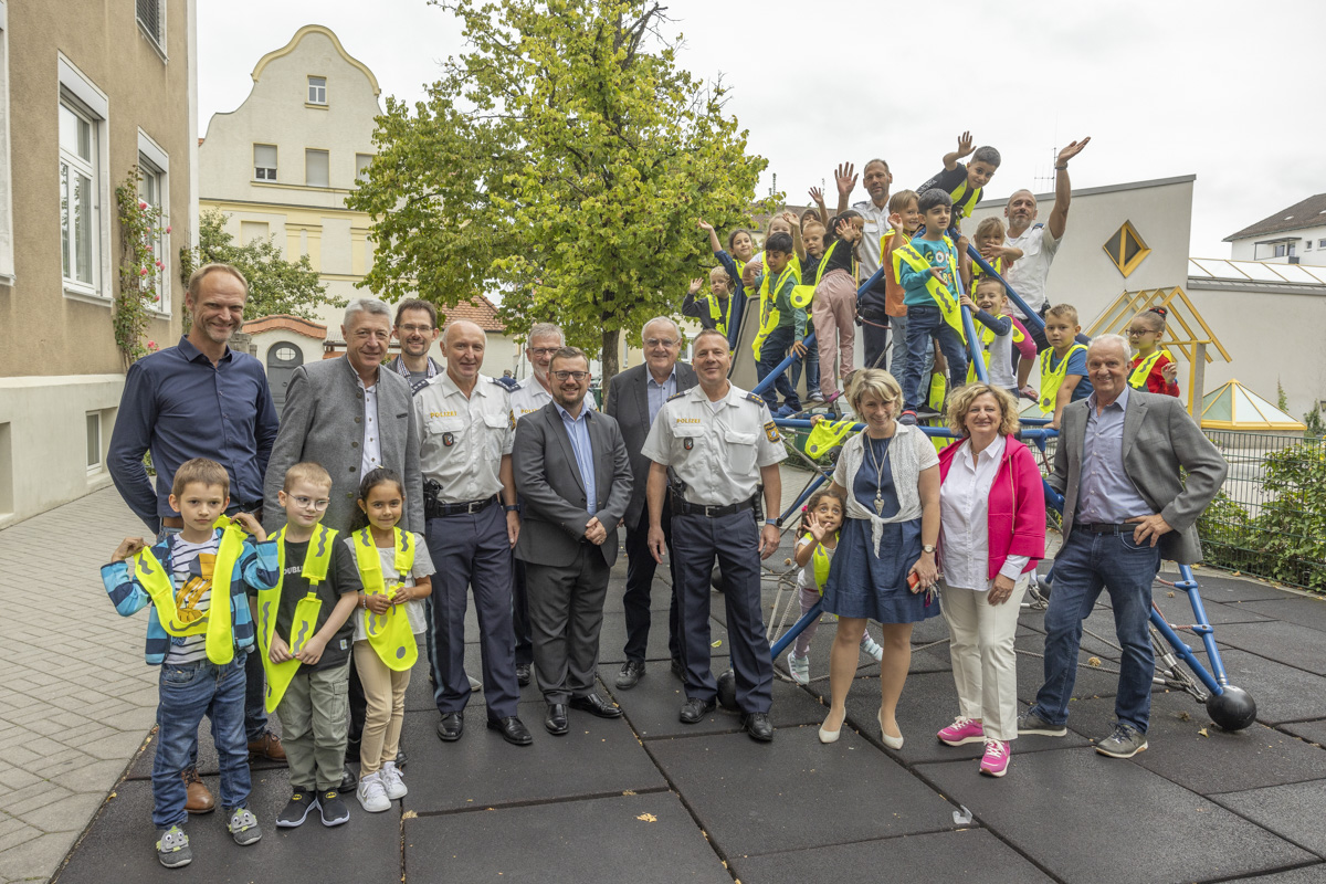 Schulanfänger freuen sich beim Schulweg über reichlich Unterstützer und neue Warnkleidung