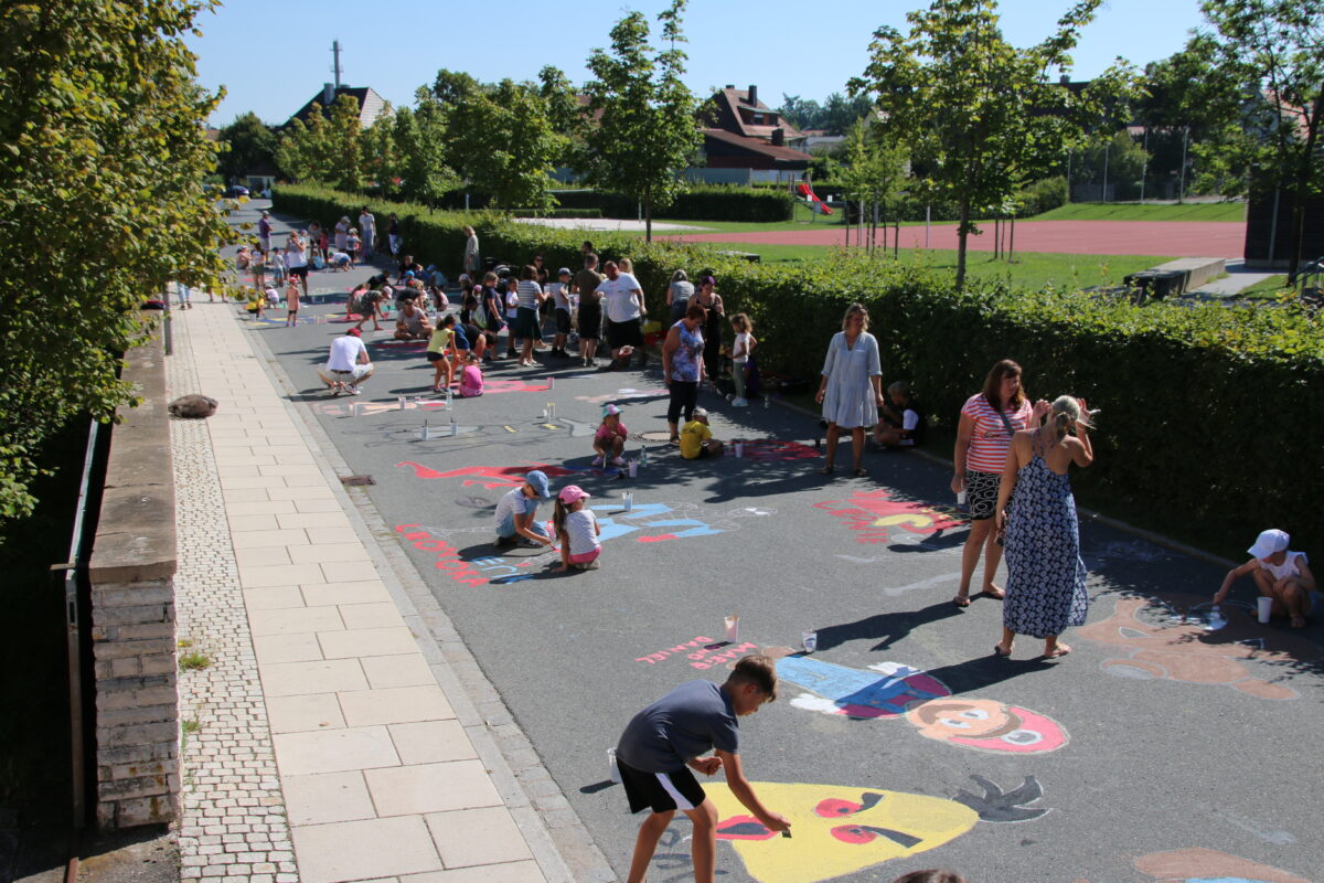 Superhelden bewachen Schuleingang