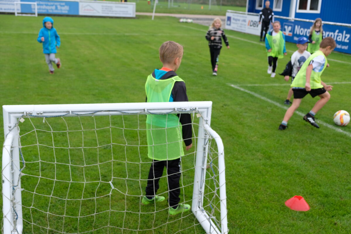 Weltkindertag des Fußballs begeisterte die Kids der Grundschule am Rauhen Kulm