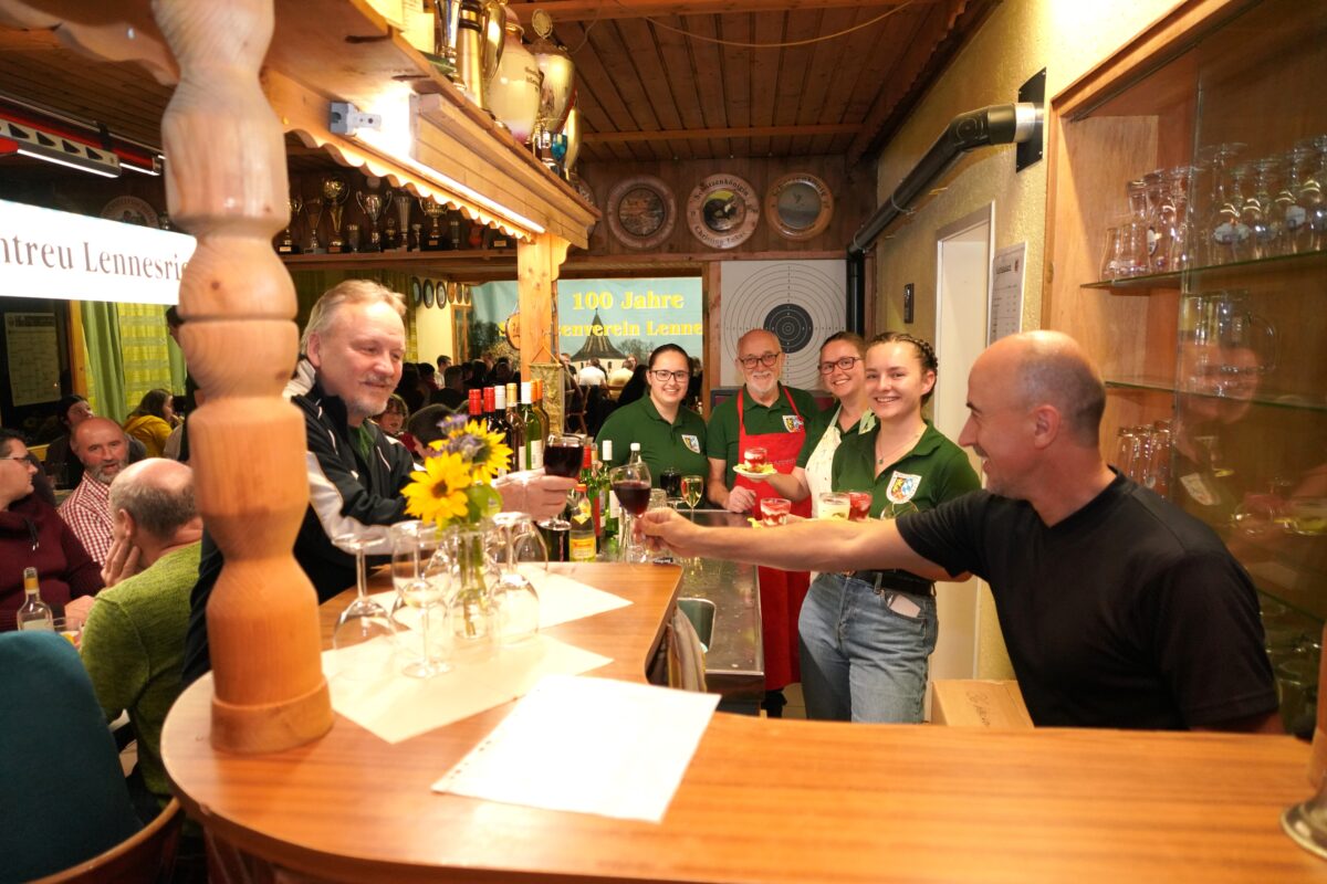 Schützenmeister und Sportleiterin als Küchenchefs