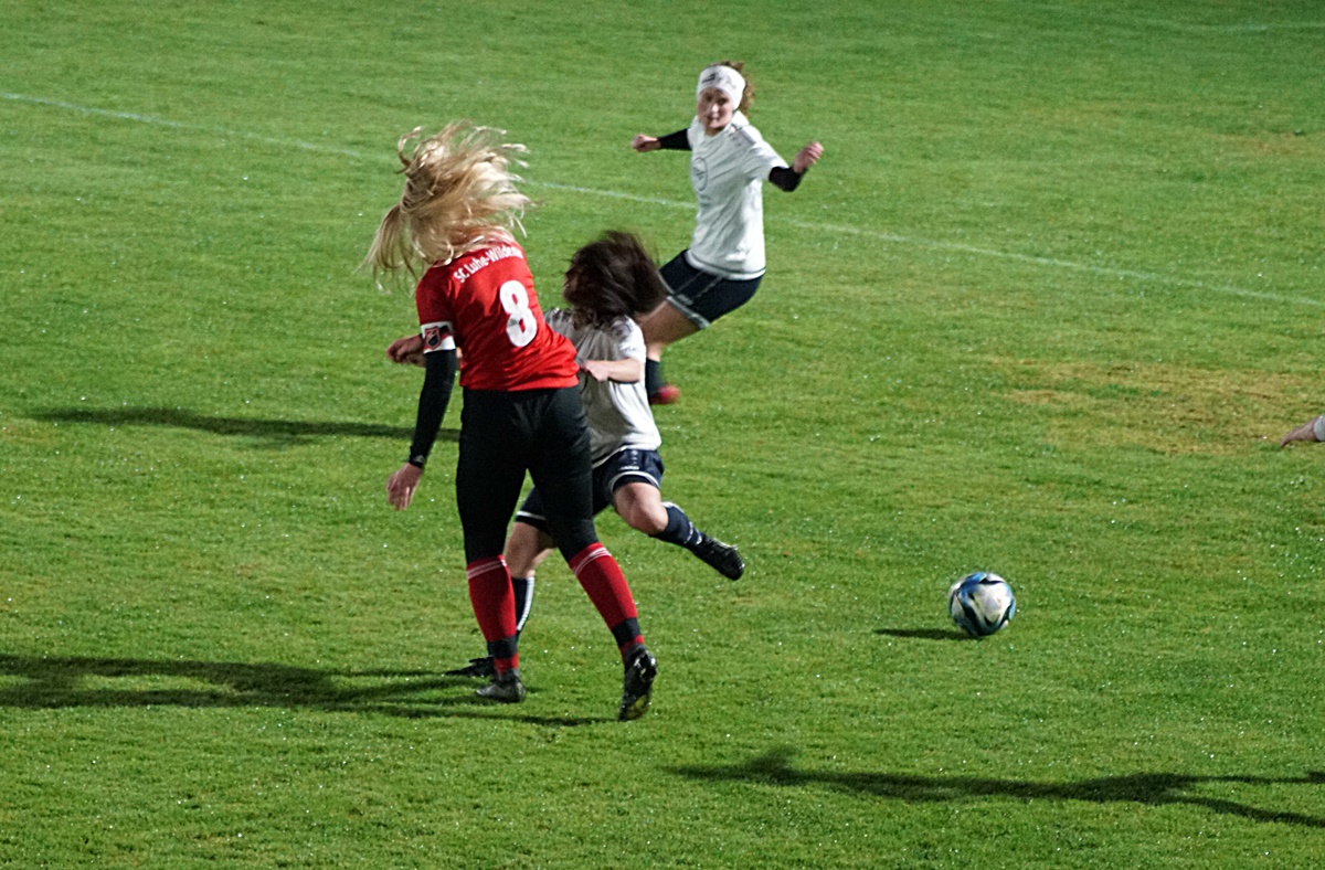 Fußballerinnen des SC Luhe-Wildenau erobern mit Kantersieg die Tabellenspitze