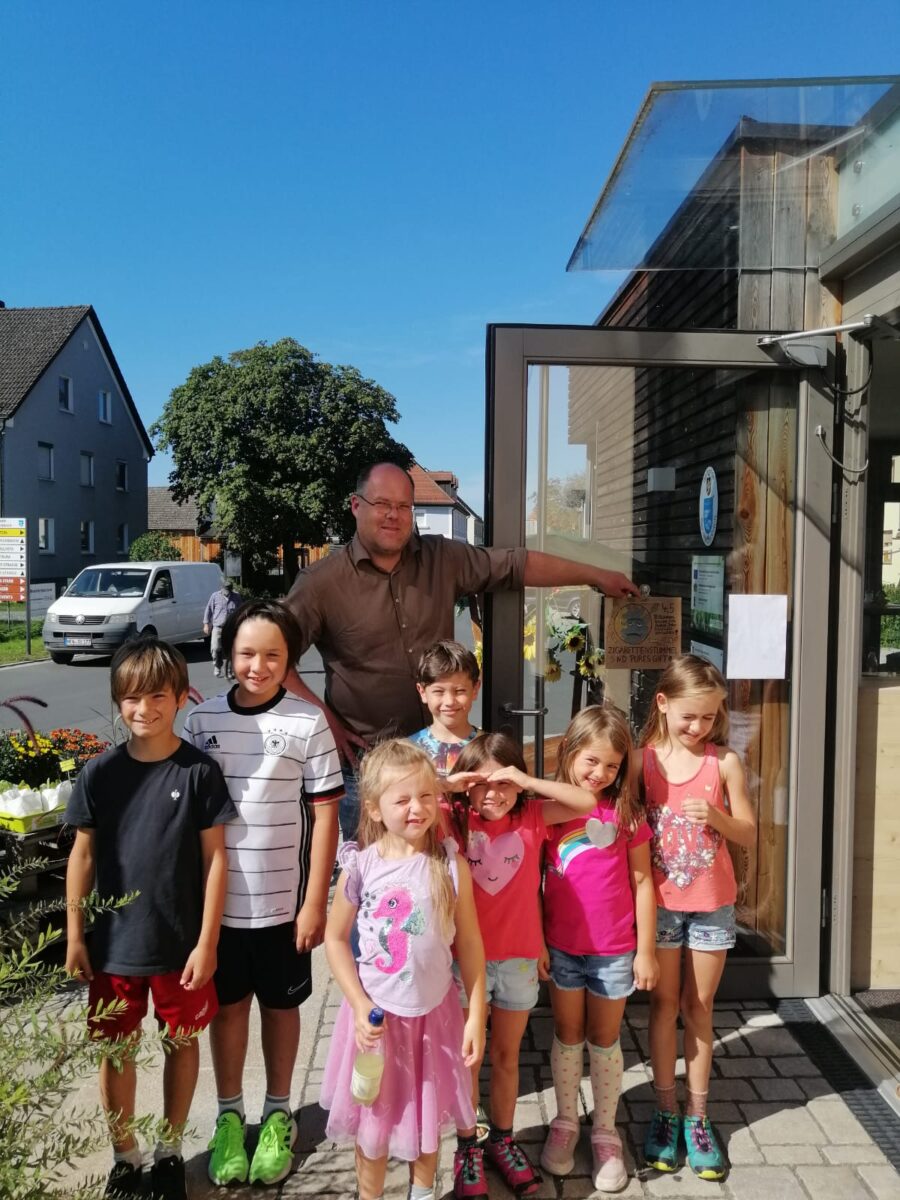 Kinder sagen den Zigarettenkippen den Kampf an