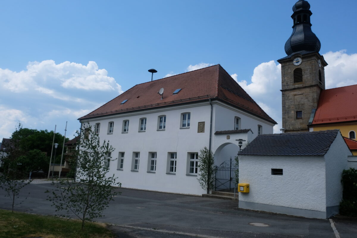 Neuzirkendorfer Kirchplatz soll attraktiver werden – Bauleitplanung für den „PV-Park Sassenreuth“ nimmt erste Hürde