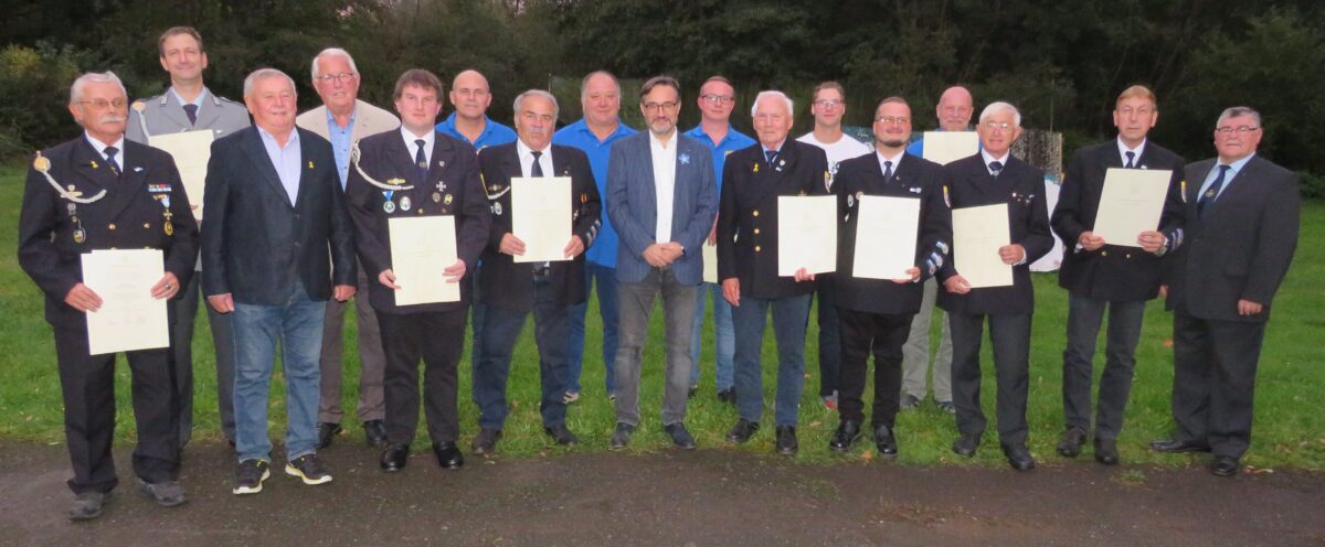 Fleißige Sammler mit Verdienstspangen belohnt