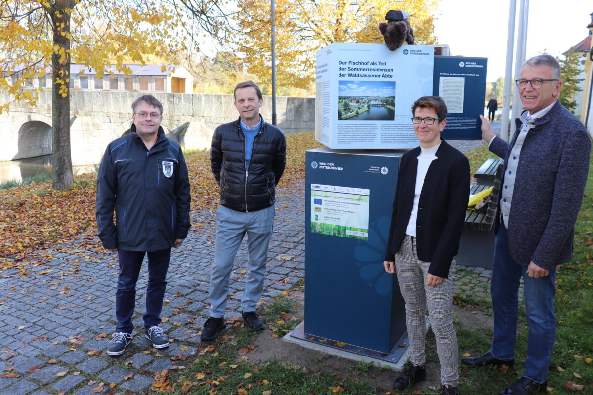 Neue Infostation im Fischhofpark erzählt die Geschichte des Zisterzienser-Ordens