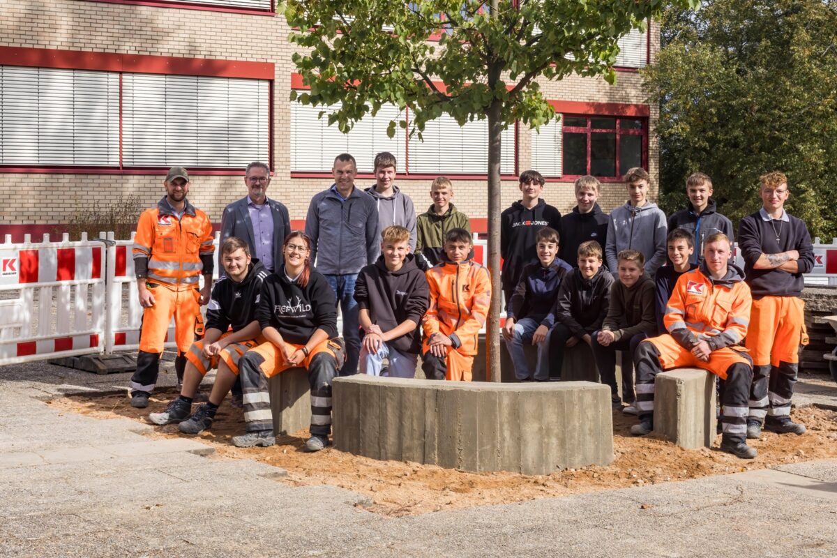 Geschick und Muskelschmalz: Realschüler bauen mit Kassecker Rundbänke aus Beton