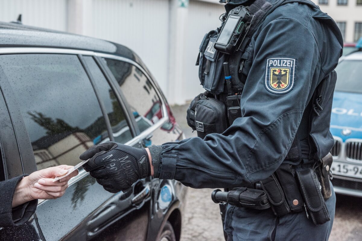 Bundespolizei bittet gesuchten Urkundenfälscher zur Kasse
