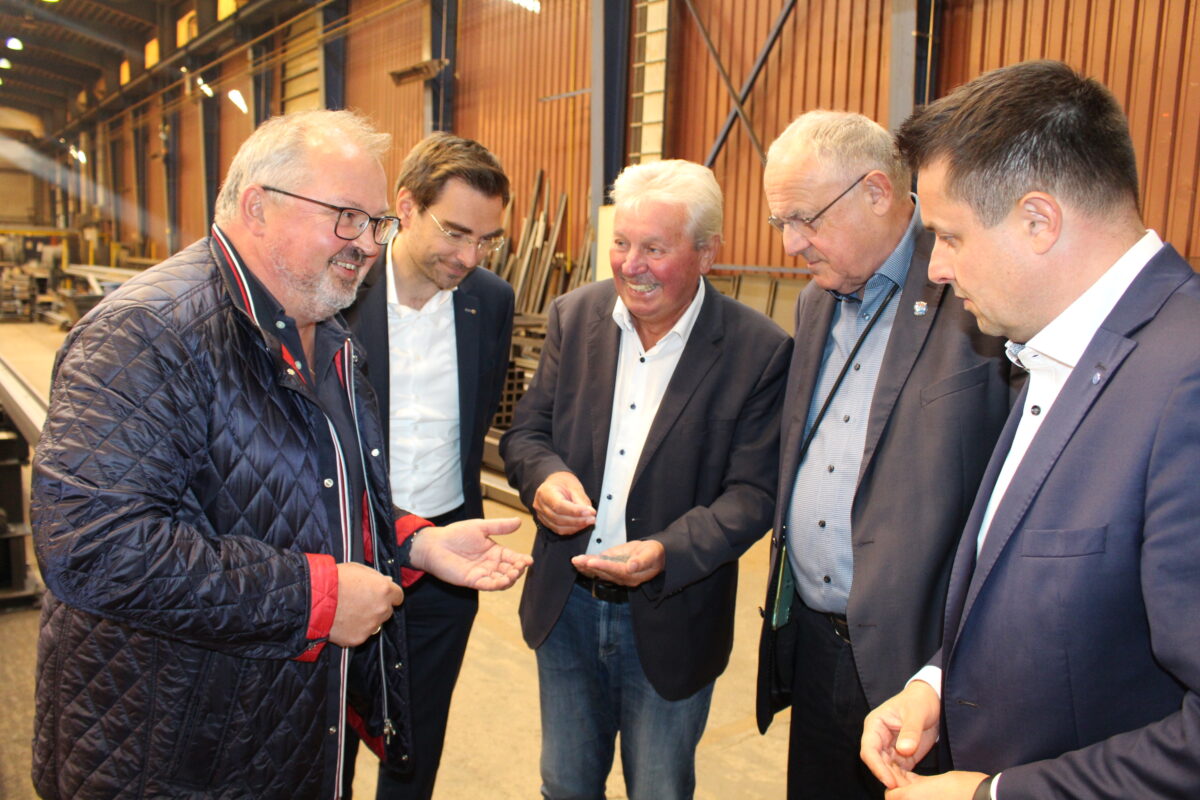 CSU-Politiker besuchen einen top fitten Hundertjährigen