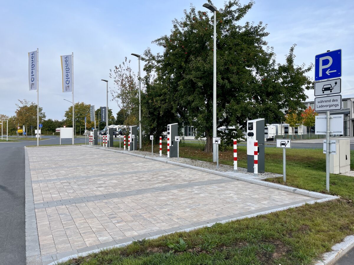 Interliving Gleißner eröffnet E-Tankstelle in Tirschenreuth