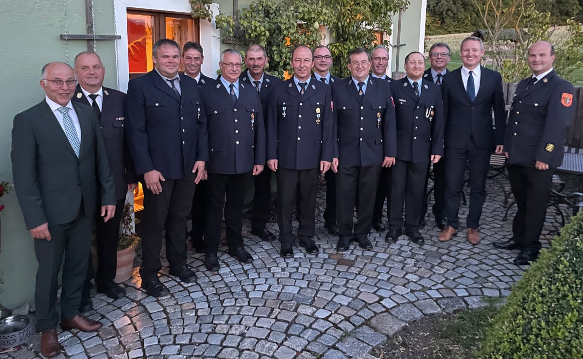 Kindheitstraum erfüllt: Aktive Feuerwehrleute der Gemeinde Theisseil ausgezeichnet