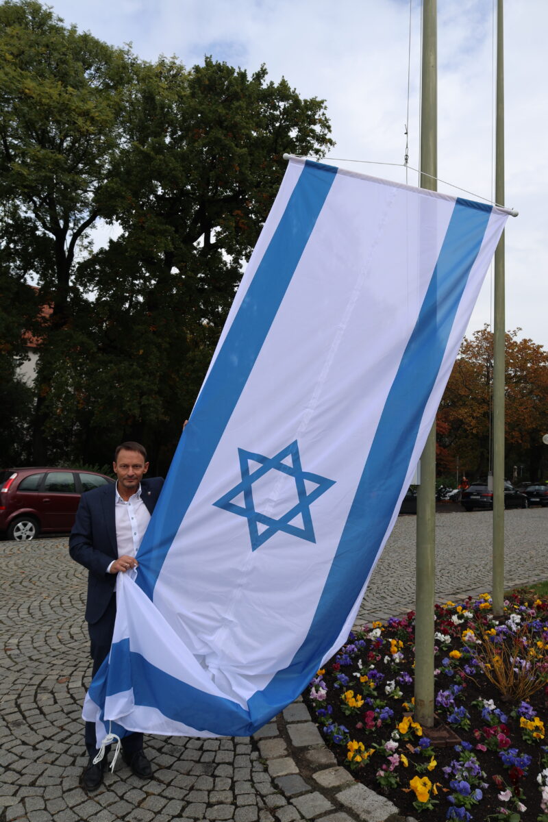 Flagge zeigen für Israel: Oberbürgermeister hisst die Staatsflagge