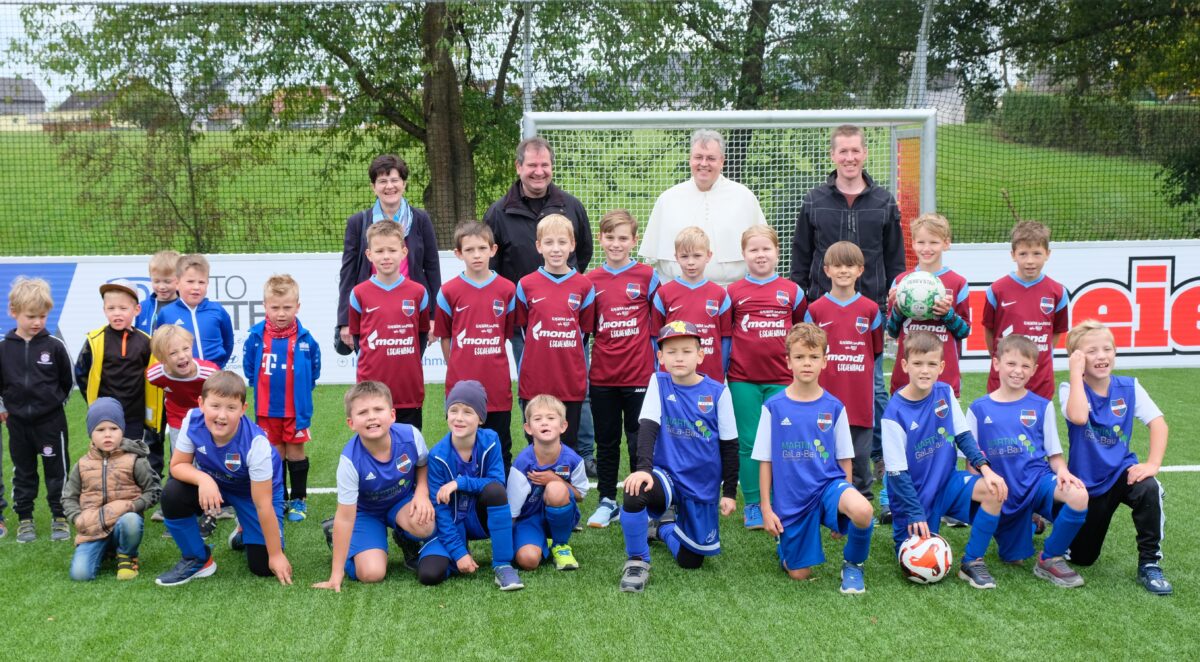 Jung und Alt sind begeistert vom neuen Soccerfeld in Oberbibrach
