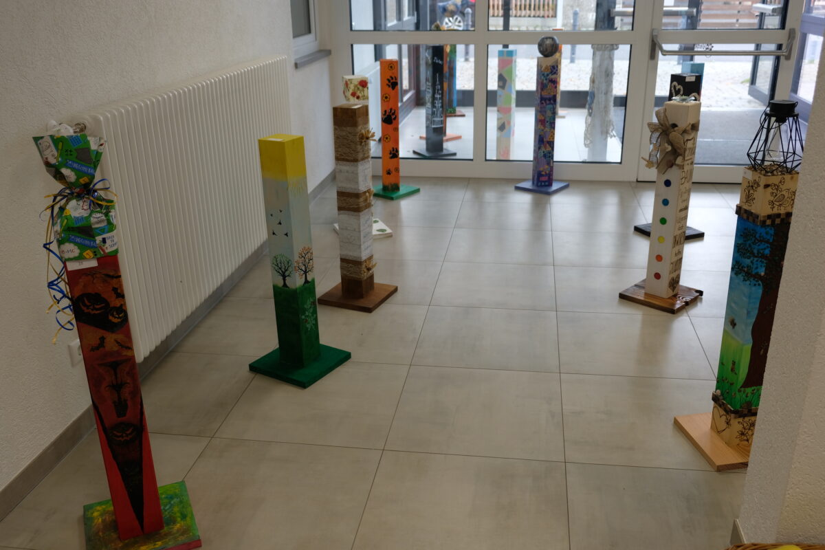 Pädagogisch wertvoll: Kinder gestalten Stelen für Haus und Garten