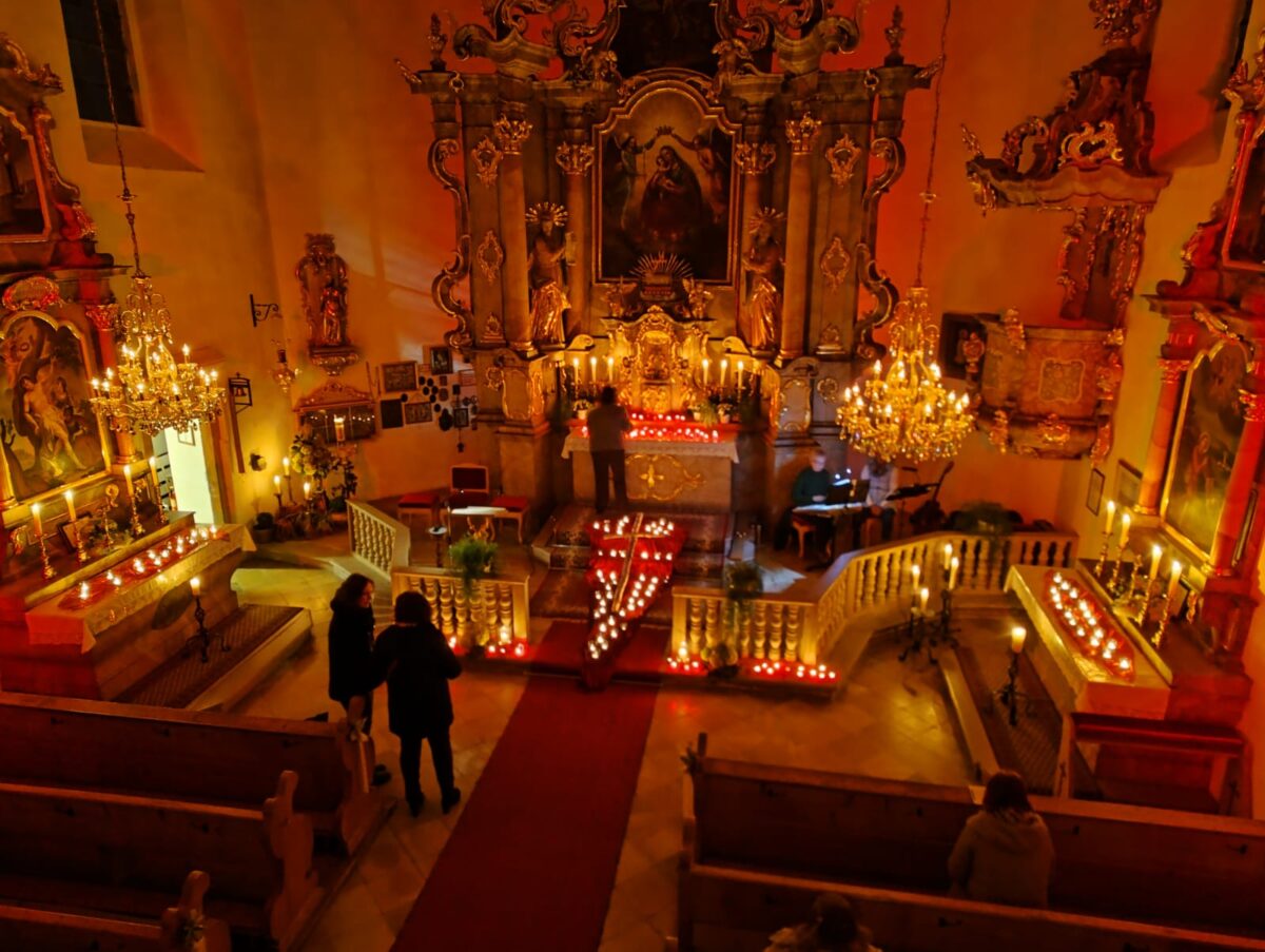 Kirchengemeinde spendet Hoffnung im Kerzenschein