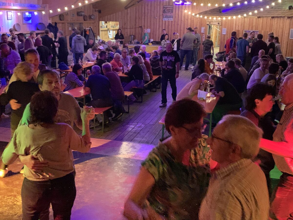 Volle Bandbreite – Zwickl-Party mit Oldies und Schlagern in der O`Schnitthalle