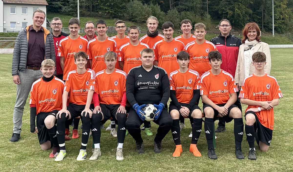 A-Junioren des TSV Flossenbürg freuen sich über „Groundfighter-Trikots“ von Gollwitzer