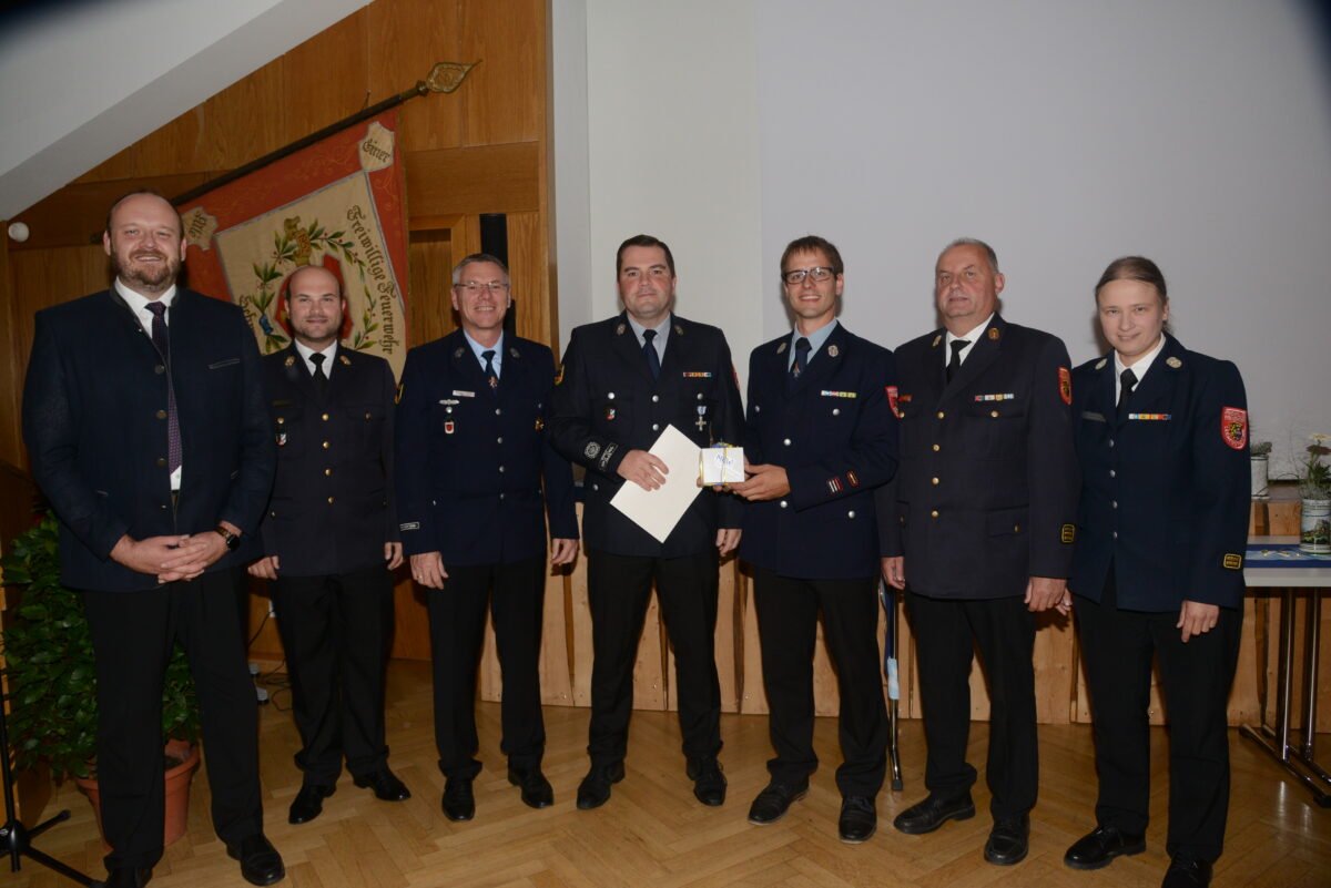 Landrat übergibt staatliches Ehrenzeichen an langjähriges Mitglied der Feuerwehr