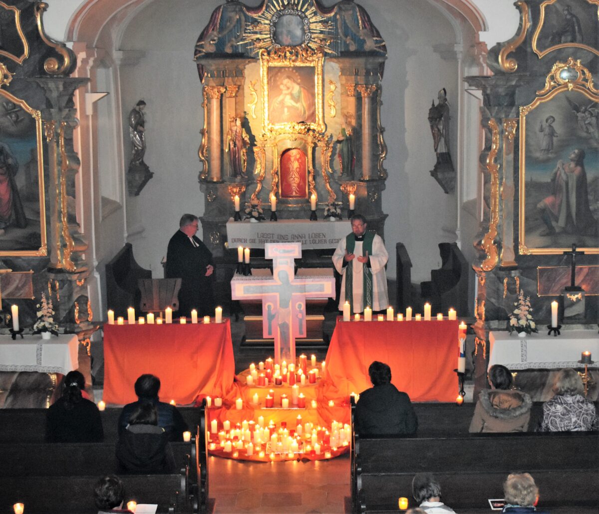 Grafenwöhrer Maria-Hilf-Kirche im ökumenischen Kerzenlicht